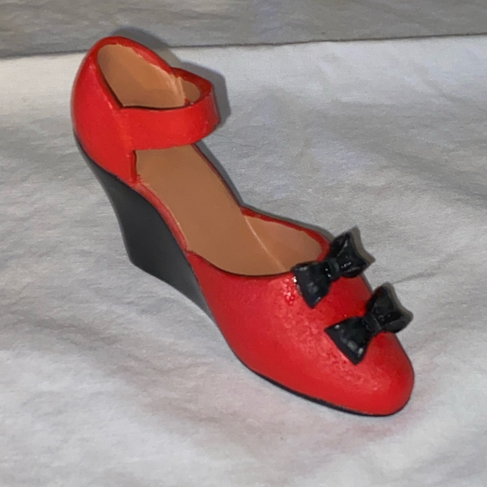 My Treasure 1999 Red with black bows miniature shoe